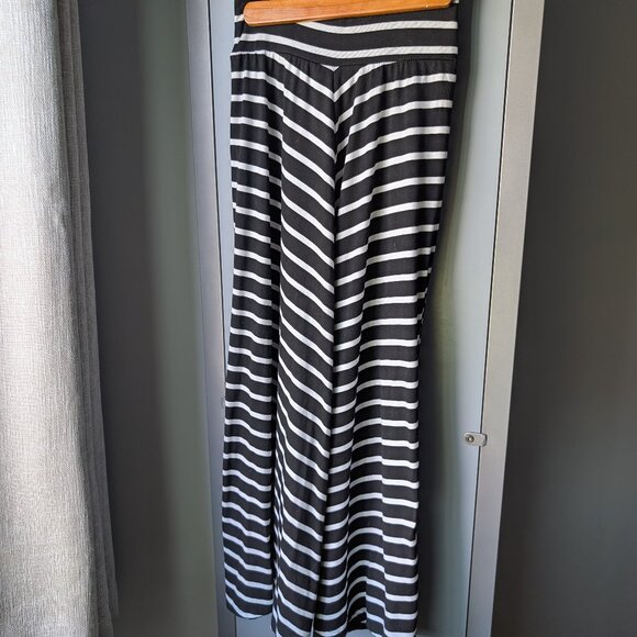 long knit black and white striped skirt. women's Medium - Picture 1 of 3